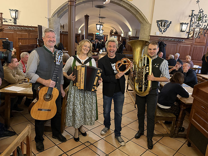 Sasha Grammel stellte  am 10.012.2025 den Tourneestop von "Wünsch dir was" in der Olympiahalle am 26.11.2026 im Hofbräuhaus vor (©Foto: Martin Schmitz)  